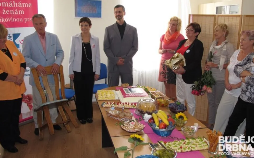 Zleva Jana Drexlerová, ředitelka Mamma Help center, jejich zakladatel Václav Pecha, koordinátorka budějcké pobočky Ludmila Kubátová a primář onkologického oddělení Nemocnice České Budějovice Václav Janovský