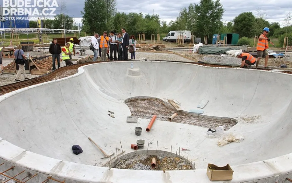 Součástí Parku Čtyři Dvory bude také skatepark. Snímek byl pořízen v červnu letošního roku