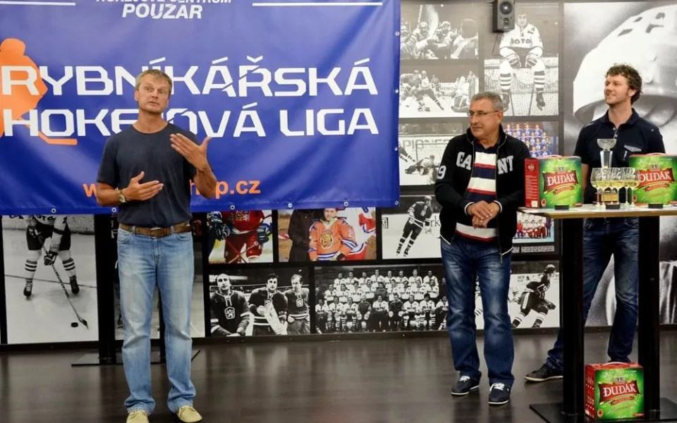 Pavel Lískovec (vlevo) s Jaroslavem Pouzarem a Janem Mojžíšem z Hokejového Centra Pouzar