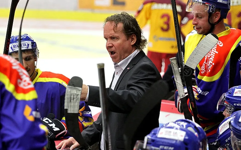 Petr Rosol důrazně vysvětluje pokyny svým svěřencům