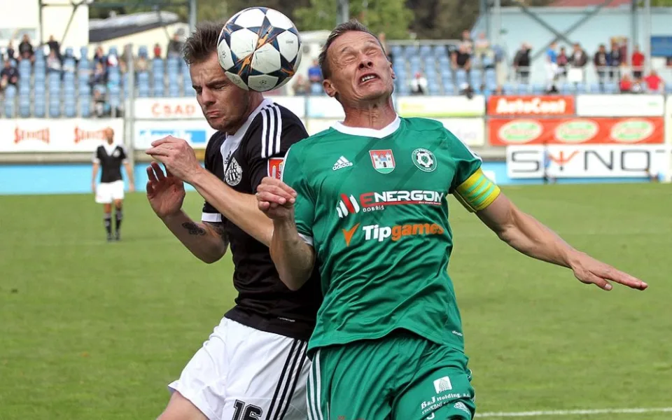 Příbramský kapitán Tomáš Zápotočný v souboji s Alešem Hanzlíkem