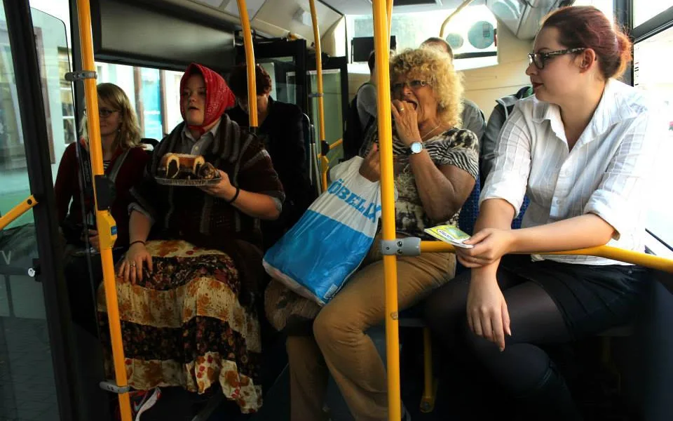 Týden před vypuknutím festivalu organizátoři uspořádali happening v autobusech.