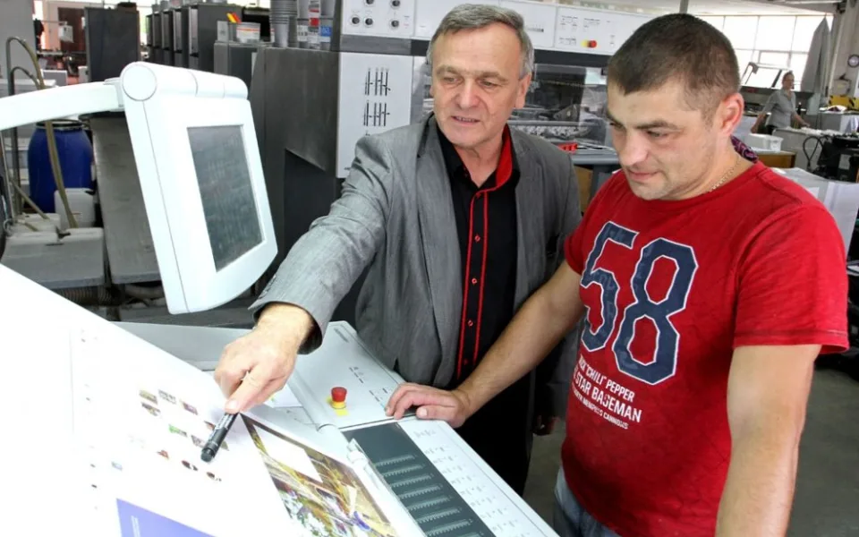 Ivan Nadberežný (vlevo) při práci ve své tiskárně INPRESS