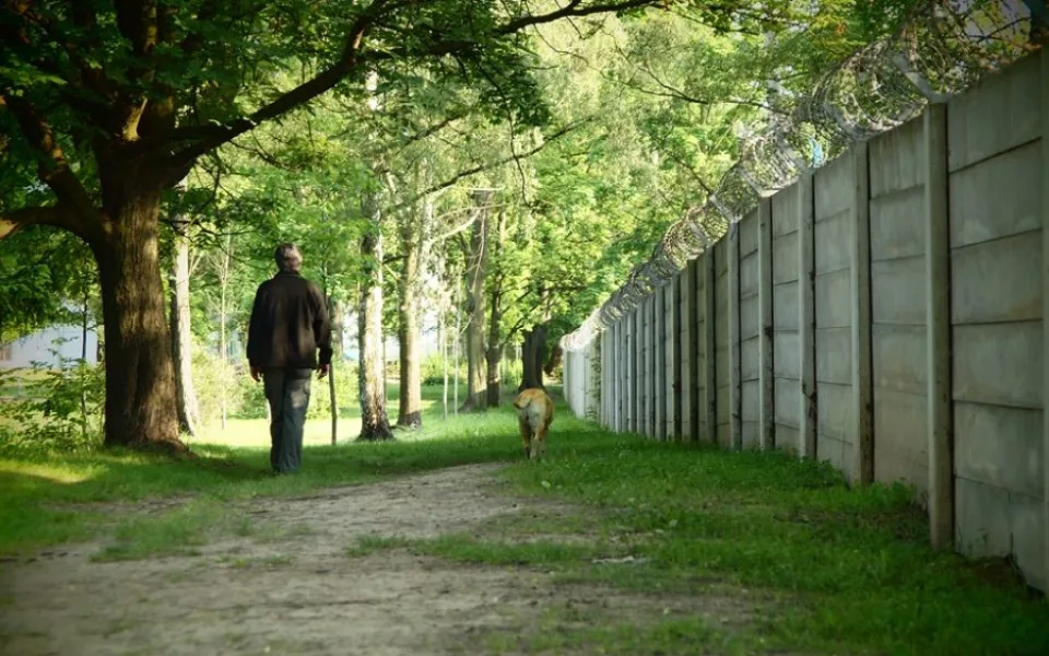 Park přiléhá ke kovošrotu