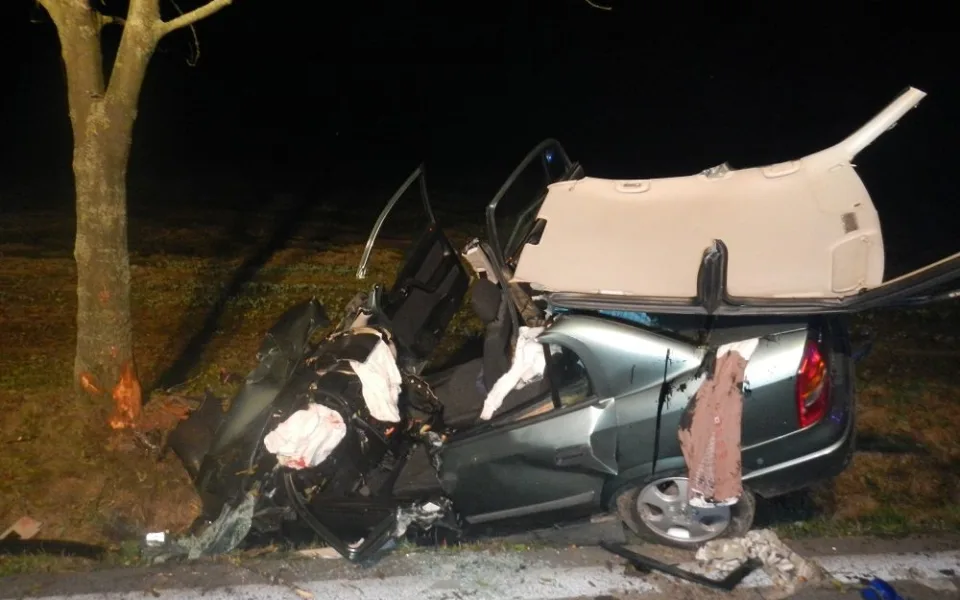 Havarovaný Opel Astra na silnici mezi Češnovicemi a Dasným