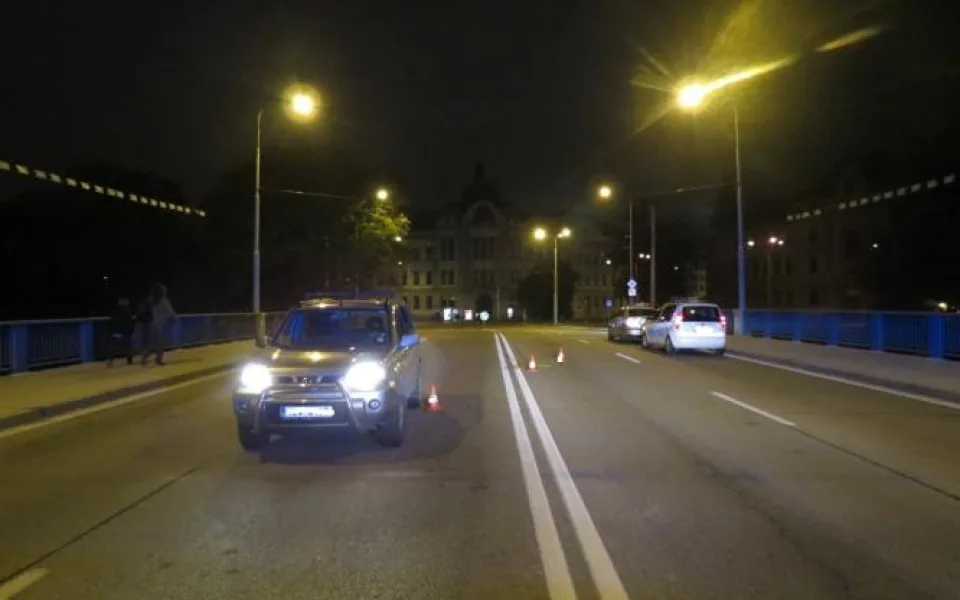 Mladík vyskočil z auta na Krumlovském mostě