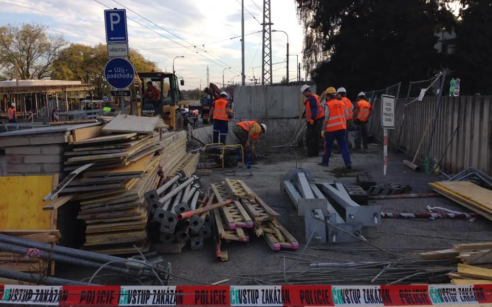 Stavba, kde došlo k pádu betonového stropu