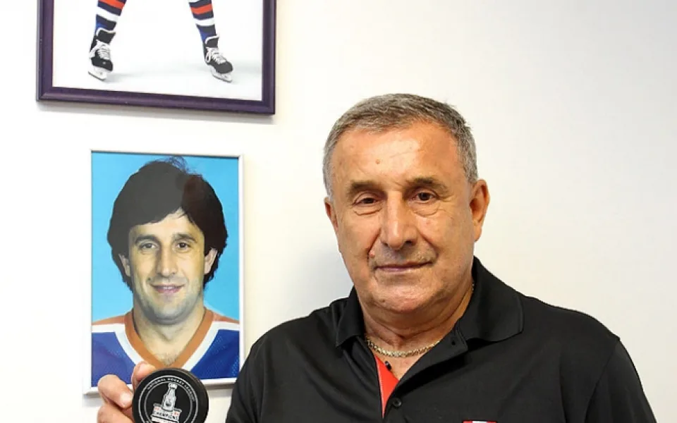 Na setkání po 30 letech obdrželi všichni bývalí hráči Edmontonu pamětní puk