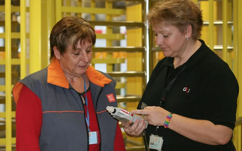 Členka ostrahy Marika Kohoutková vyzývá pracovnici vstupující do elektrárny k provedení dechové zkoušky. Tato kontrola byla stejně jako drtivá většina ostatních negativní