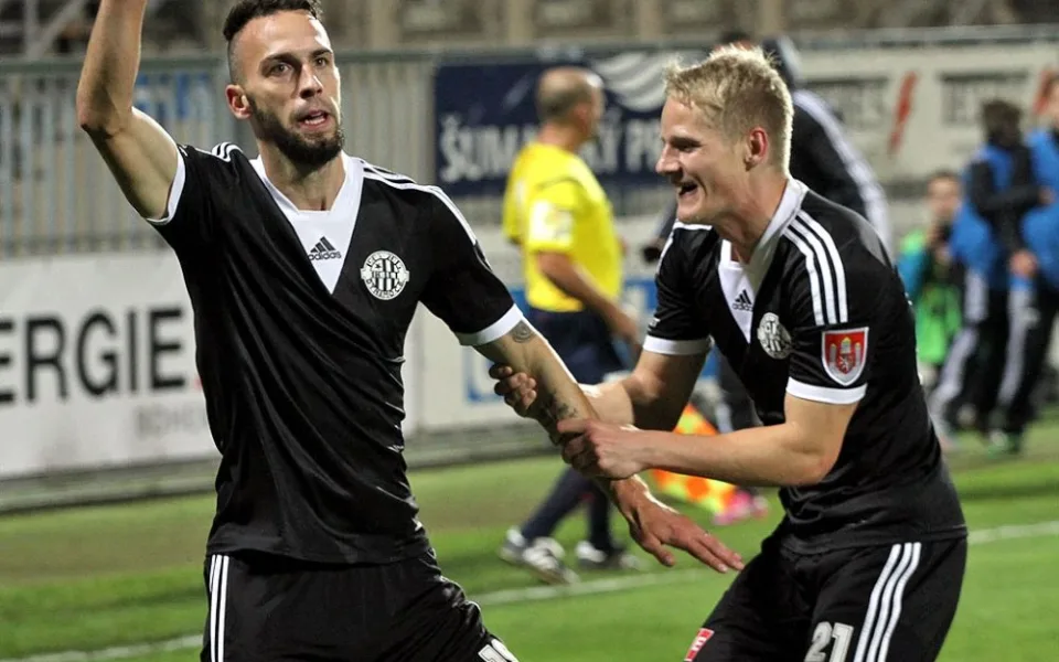 Slávisté v dresu Dynama slaví vyrovnávací trefu, o kterou se postaral Jan Vošahlík (vlevo, vedle něj Štěpán Koreš)
