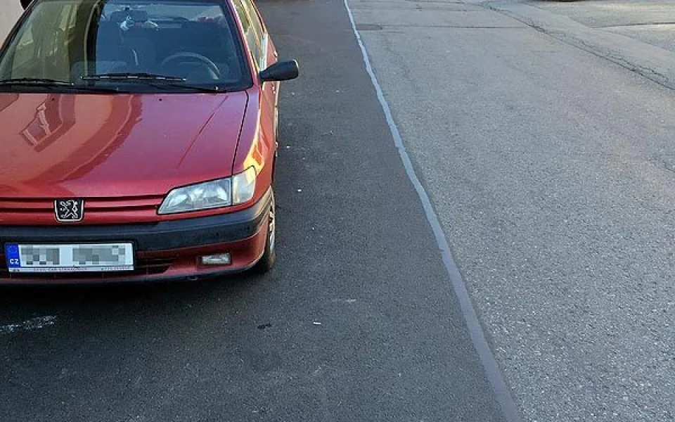 V ulici Na Zlaté stoce auta parkují na novém asfaltu
