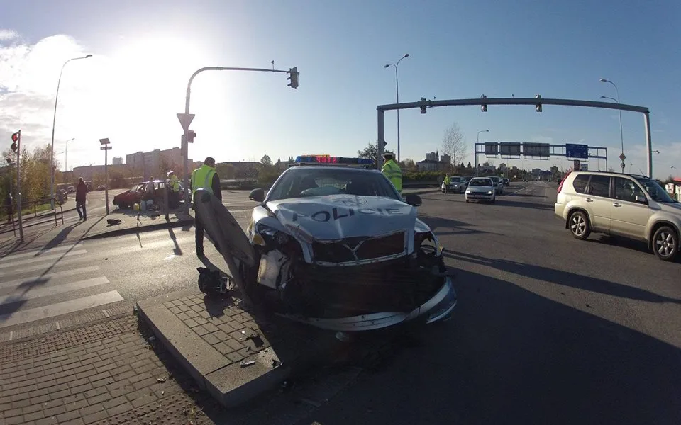 Nehoda policejního vozu se Škodou Octavia