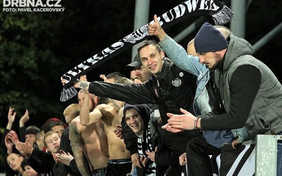 Fanoušci Dynama oslavují remízu se Slavií Praha