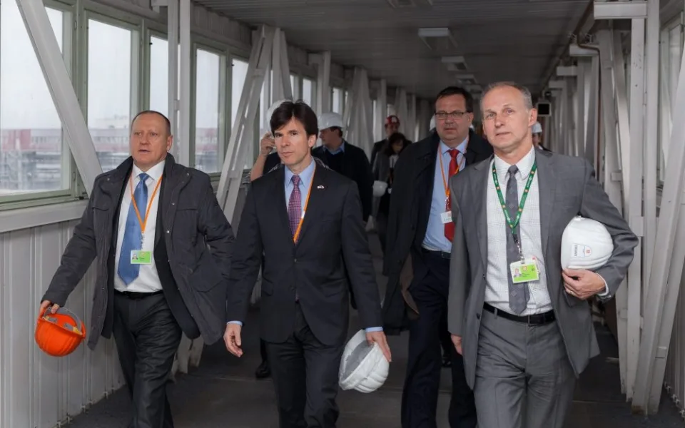 Při prohlídkce temelínské elektrárny zleva Ladislav Štěpánek, člen představenstva ČEZ, americký velvyslanec Andrew Schapiro, ministr Jan Mládek a temelínský ředitel Miloš Štěpanovský