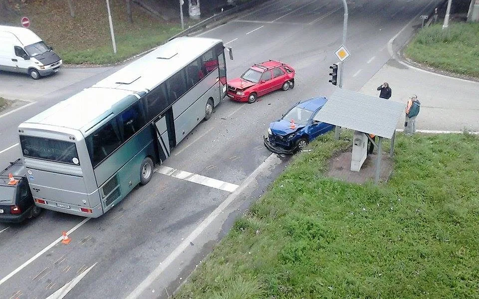Autobus narazil do kolony vozidel stojících na křižovatce Diamant