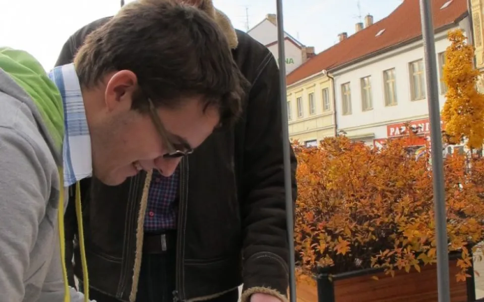 Petiční akce v Českých Budějovicích. Na snímku v pozadí koordinátor Jan Třeštík
