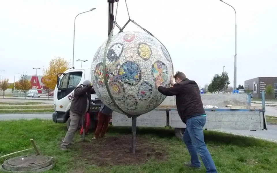 Mozaiková koule na kruhovém objezdu u Globusu
