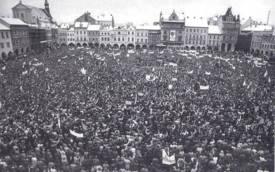 Na generální stávku 27. listopadu 1989 přišlo na budějcké náměstí 70 tisíc