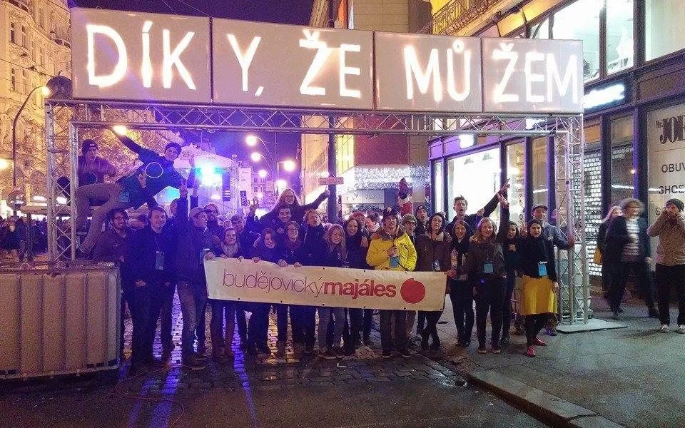 Pořadatelé Budějovického Majálesu na pražské Národní třídě