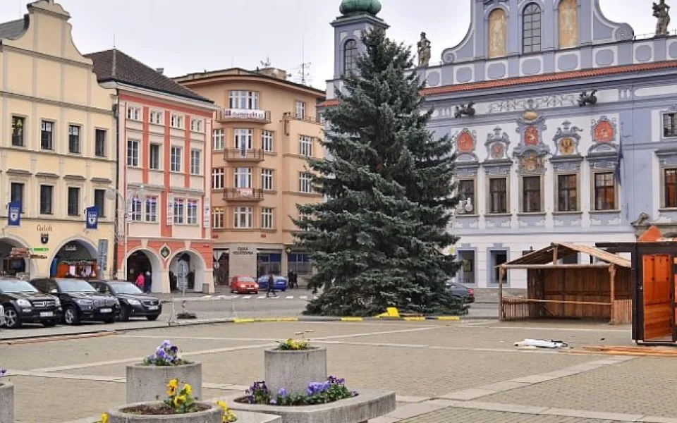 Budějcké náměstí už zdobí vánoční strom