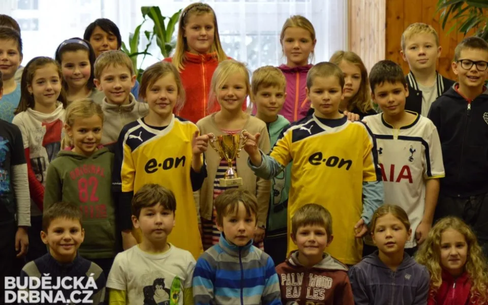 Žáci českobudějovické ZŠ Máj II se můžou těšit ze sady dresů a 16 míčů od společnosti E.ON