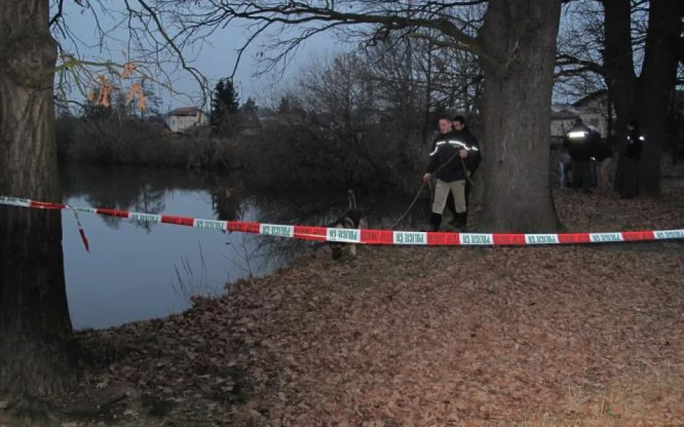 Policejní pes prohledává místo nálezu mrtvé ženy