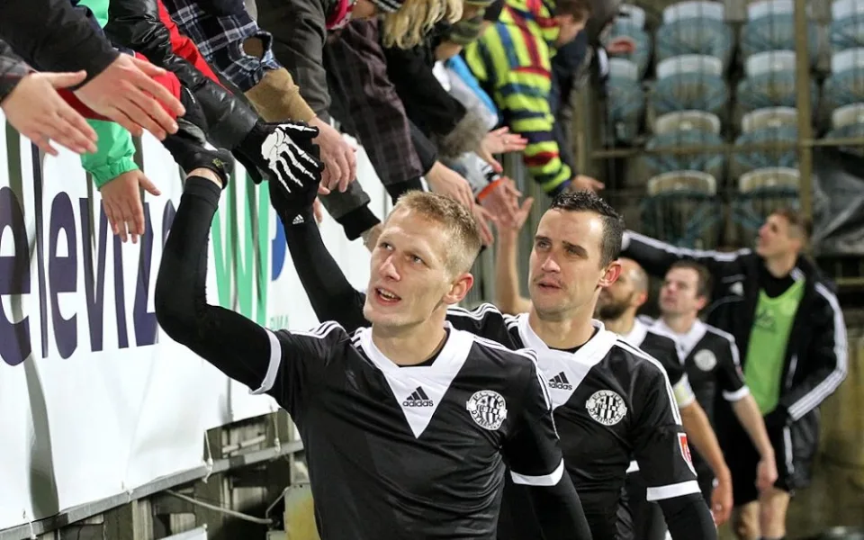 Autor rozhodující branky utkání s Teplicemi Michal Škoda a Jiří Kladrubský zdraví po zápase fanoušky Dynama