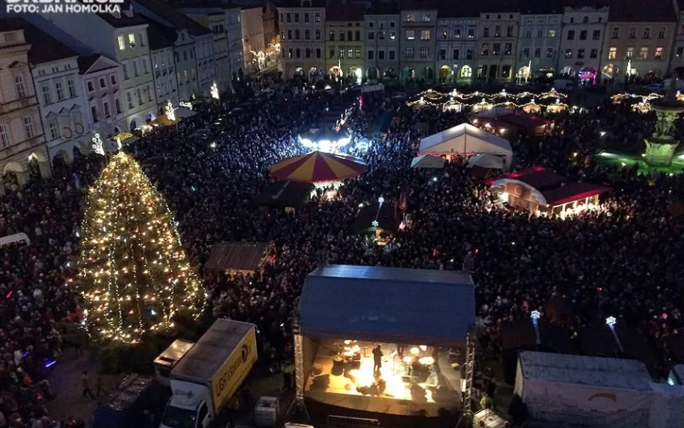 Rozsvícení vánočního stromu sledovaly na náměstí Přemysla Otakara II. tisíce lidí