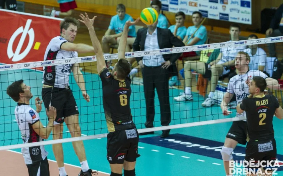 Smeč Radka Macha při domácím utkání Ligy mistrů s Belchatowem