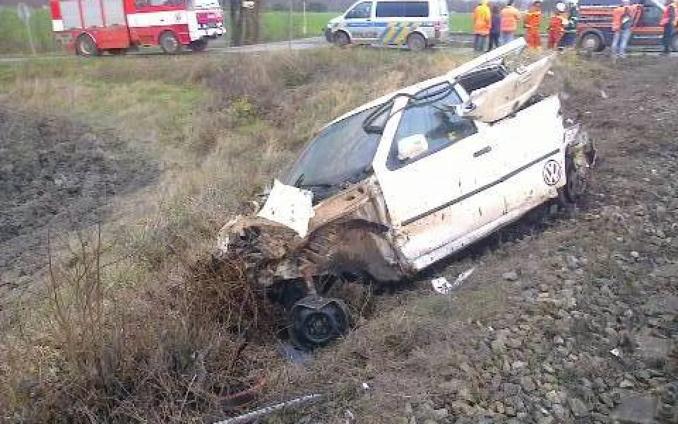 Volkswagen po srážce s vlakem u Sedlíkovic