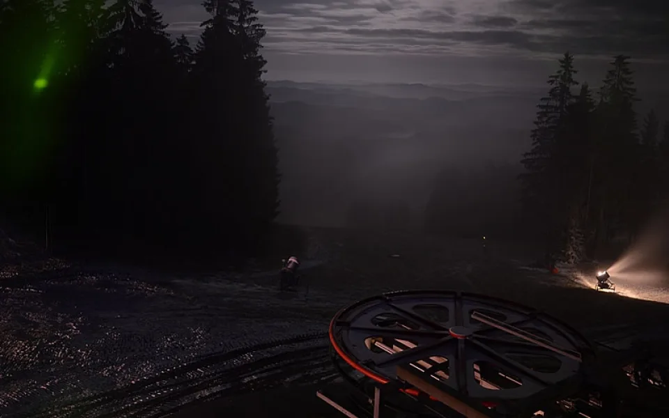 Noční zasněžování Skiareálu Lipno