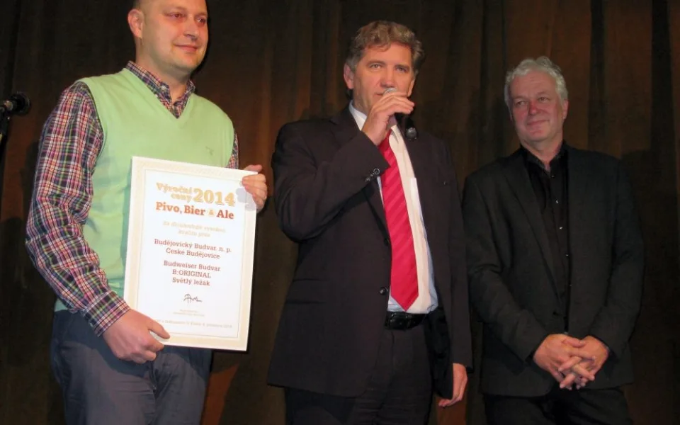 Předání ocenění. Vlevo sládek Adam Brož, uprostřed ředitel Budějovického Budvar Jiří Boček