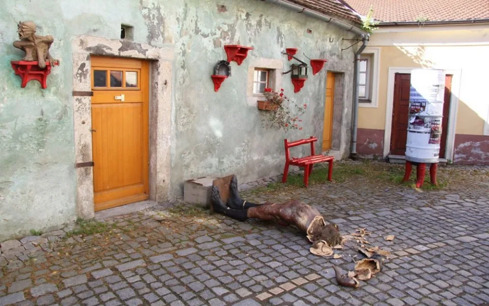 Zničené umělecké dílo před ateliérem Páral v Českém Krumlově