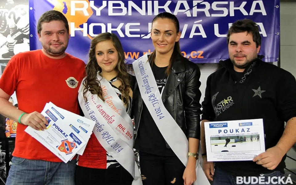 Zleva vedoucí týmu HC Motorfans Petr Hoďánek, vítězka Kateřina Bírová, druhá v pořadí Veronika Machová a vylosovaný hlasující Tomáš Miklík
