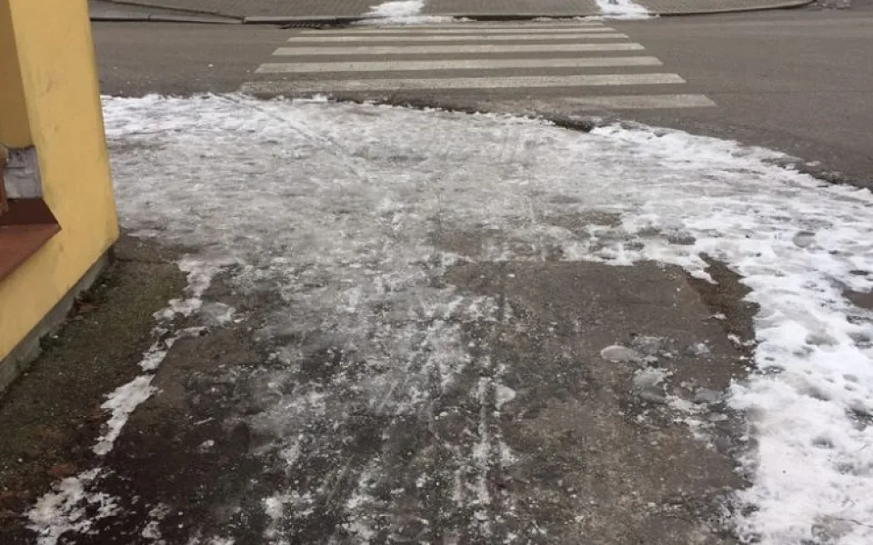 Zmrzlý sníh na chodníku u ZŠ Grünwaldova