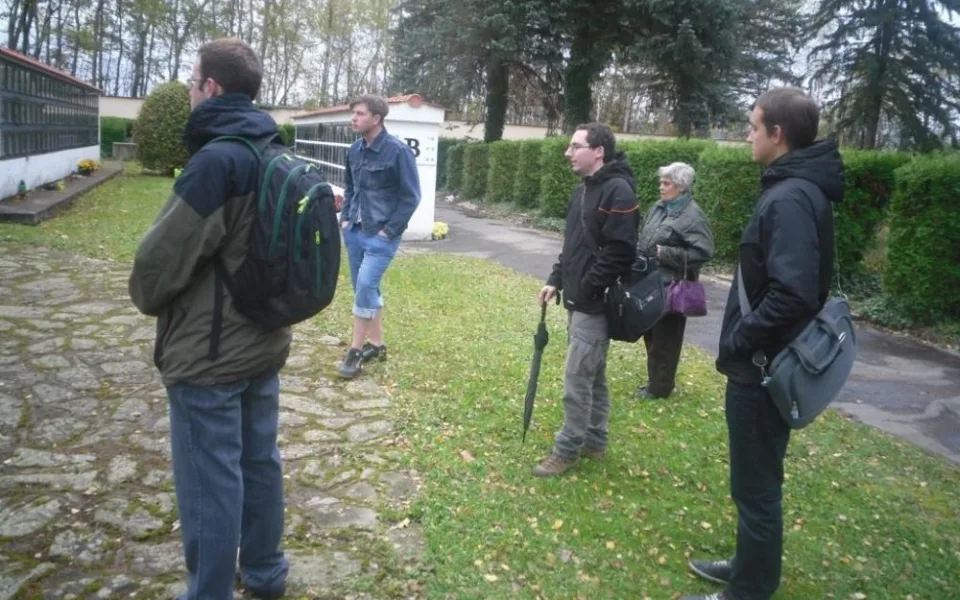 Jan Ciglbauer na podzimní vycházce po zajímavostech budějckého hřbitova