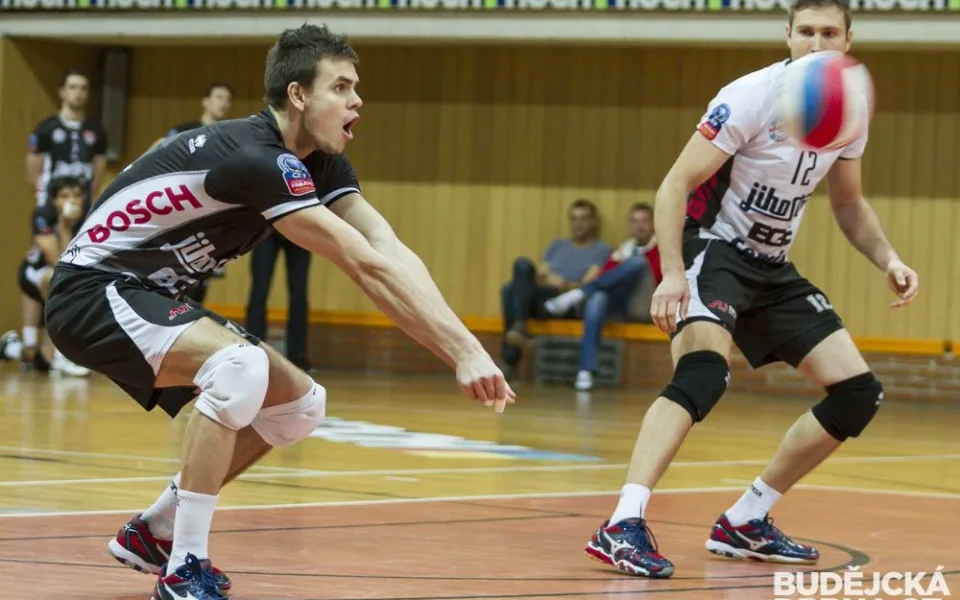 Petr Michálek na příjmu, vpravo Robert Hupka