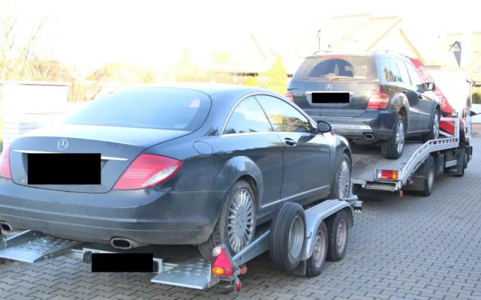 Zajištěn byl majetek za sedm milionů korun. Kromě jiného dva osobní vozy značky Mercedes