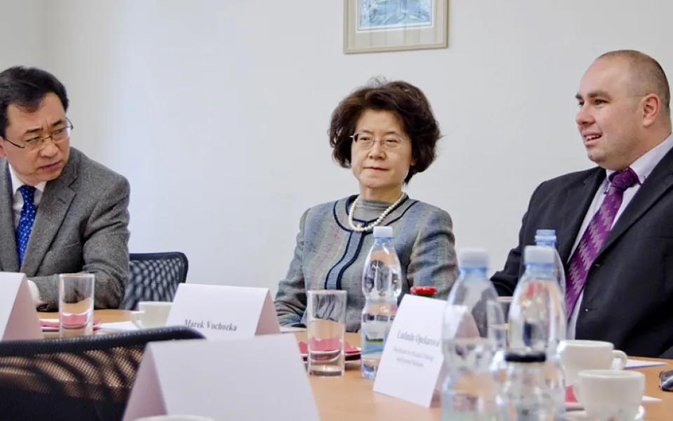 Čínská delegace na návštěvě ve VŠTE. Vpravo rektor Marek Vochozka