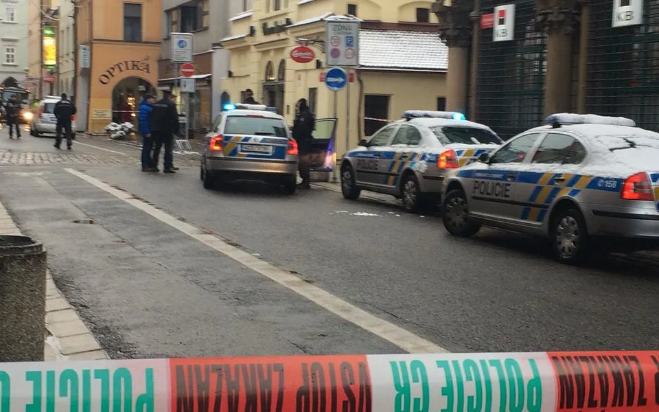 Policisté zkoumají neznámé zavazadlo u Masných krámů