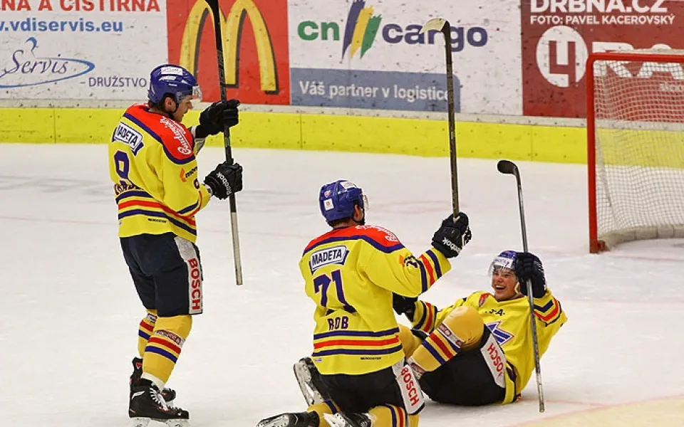 Radek Prokeš (vpravo) se v této sezoně blýskl několika kvalitními výkony. Například doma proti Chomutovu dokázal vyrovnat při power-play
