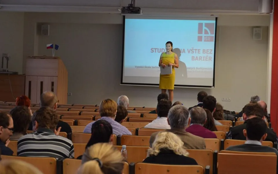 Čtvrteční závěrečná konference. Přednáší prorektorka Lenka Hrušková