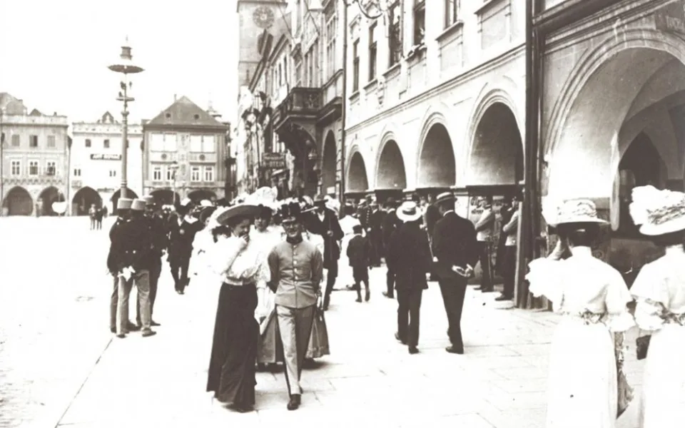 Německé korzo podél zvonského loubí před rokem 1907