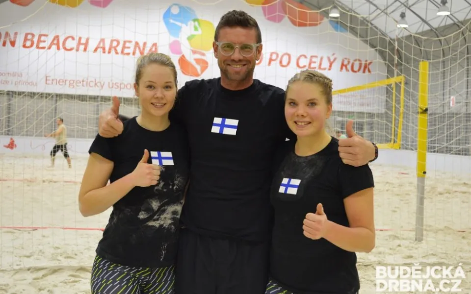 Nina Ahtiainenová (vlevo) a Ida Sinisalová s českým trenérem Pavlem Krčem