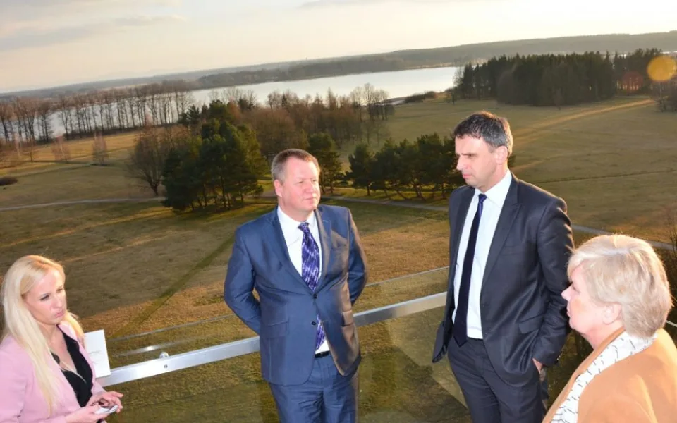 Ministr zdravotnictví Svatopluk Němeček, hejtman Jiří Zimola a jeho první náměstkyně Ivana Stráská na vyhlídkové plošině v devátém patře lázní Aurora v Třeboni. V pozadí je rybník Svět