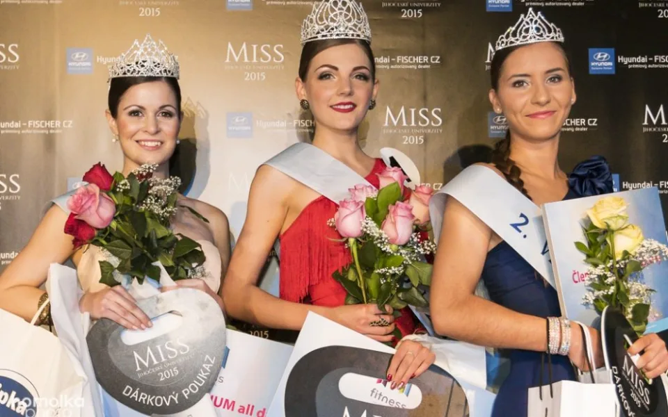 Zleva Michaela Čurillová (1. vicemiss JU), Nadezhda Fursova (Miss JU) a Lucie Lorencová