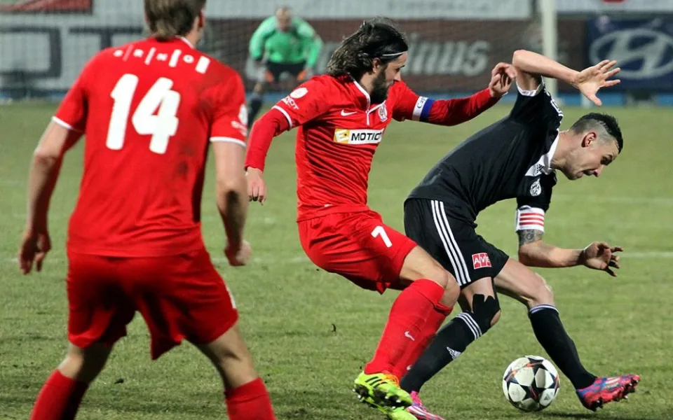 O čestný úspěch Dynama se dvě minuty před koncem postaral Jiří Kladrubský. Na snímku v souboji s kapitánem Zbrojovky Pavlem Zavadilem