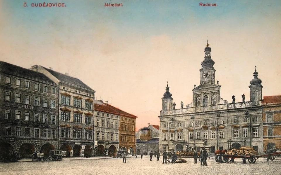 Barokní radnice před rokem 1911. Na rohu ulic Radniční a Biskupské areál městských hasičů (později palác Fénix)