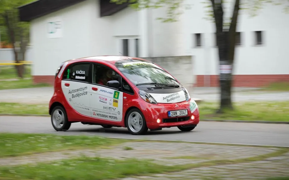 Mitsubishi i-MiEV s dámskou posádkou Michaela Maňovská a Kateřina Blahoutová