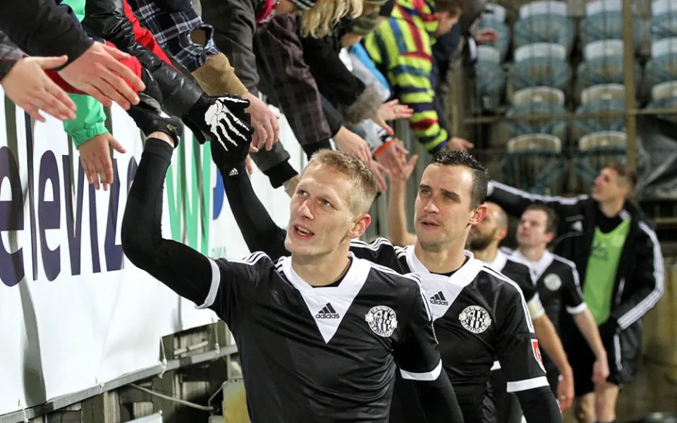 Fotbalisté SK Dynamo České Budějovice se zdraví s fanoušky